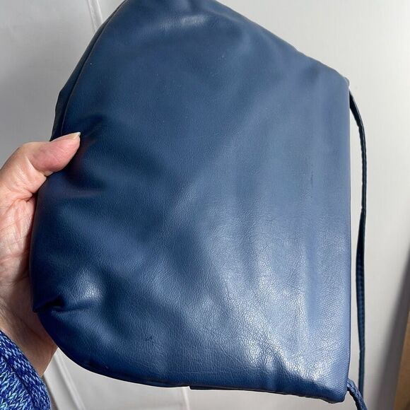 Vintage faux leather blue bow shoulder bag. - Picture 6 of 9
